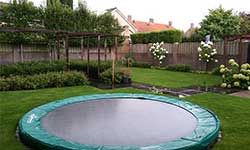 Trampoline en speeltoestellen