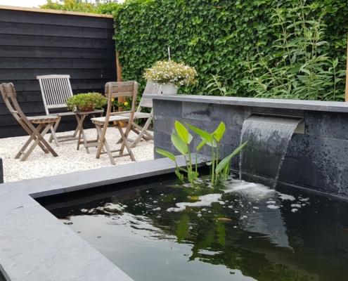 Tuin met apart terras aangelegd