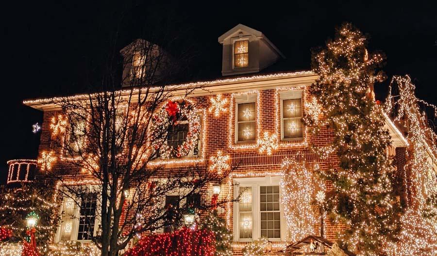 Bersselaar Groen geeft je tips om veilig je huis en tuin te versieren met kerstverlichting. Ook helpen we je met permanenten tuinverlichting voor een sfeervolle tuin, het hele jaar door.