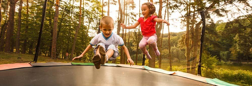 Trampoline zelf ingraven of toch liever laten doen? Bersselaar Groen informeert u over de stappen die u moet doorlopen.