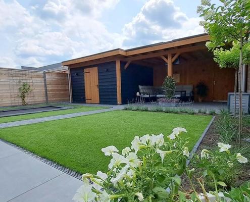 Moderne, onderhoudsvrije tuin met kunstgras in Udenhout