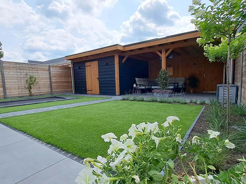 Moderne, onderhoudsvrije tuin met kunstgras in Udenhout