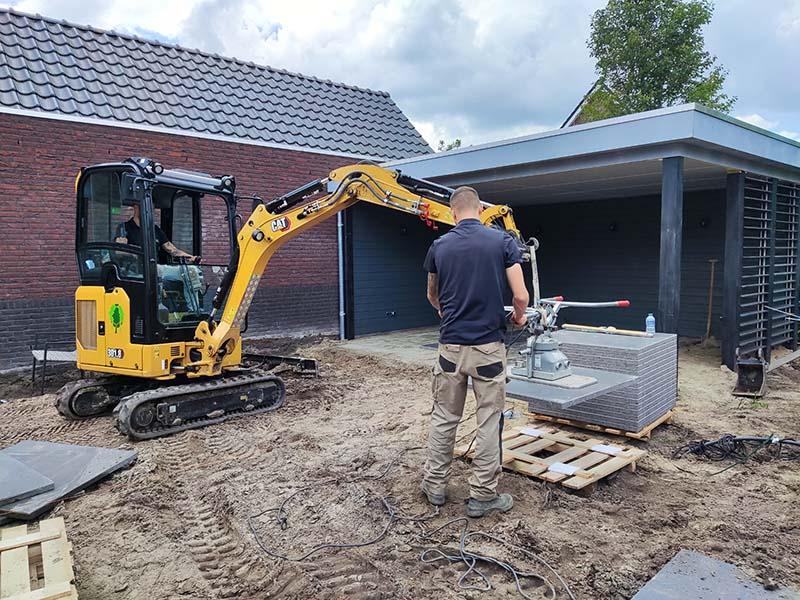 terras tegels leggen op ergonomische wijze bij Bersselaar Groen