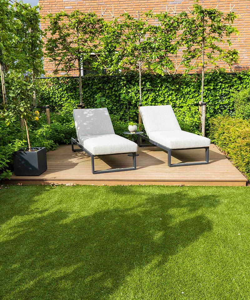 verhoogd vlonder in onderhoudsvriendelijke tuin